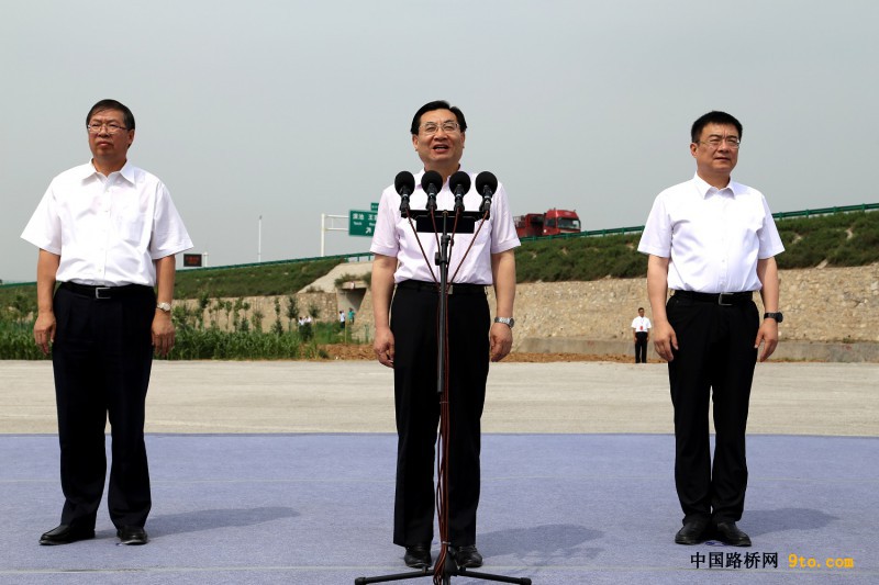 圖為陜西省省長(zhǎng)胡和平（圖中）下達(dá)合銅、吳華高速項(xiàng)目開(kāi)工令